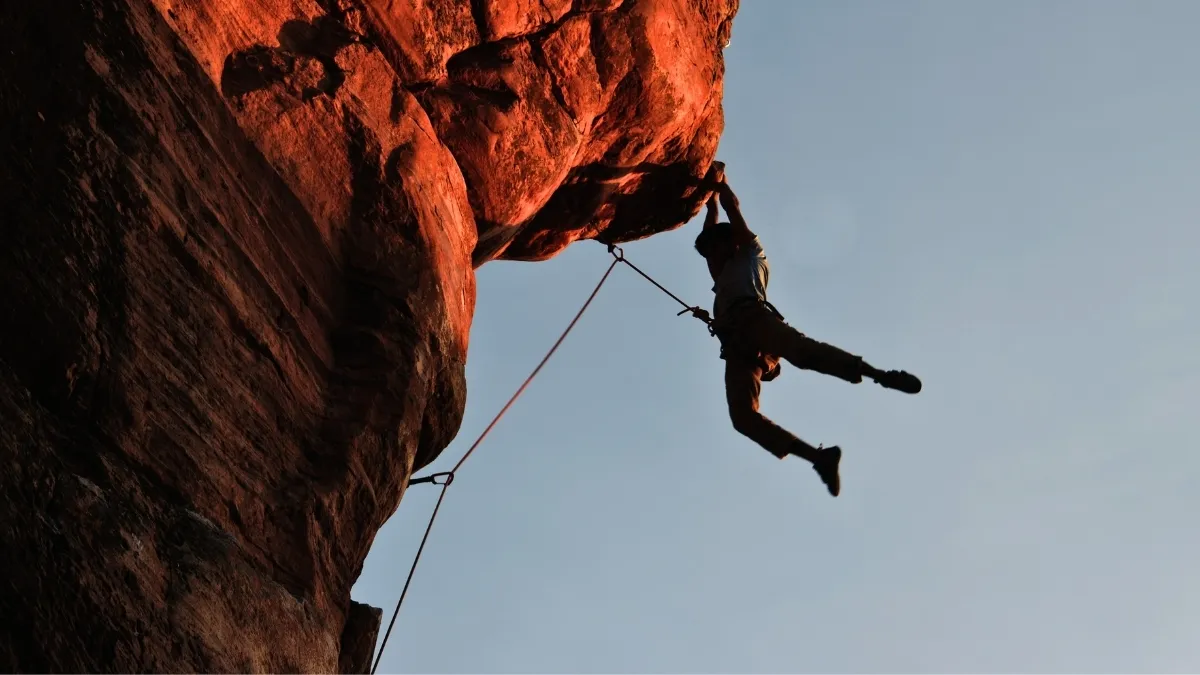 Grimpeur portant un pantalon d'escalade