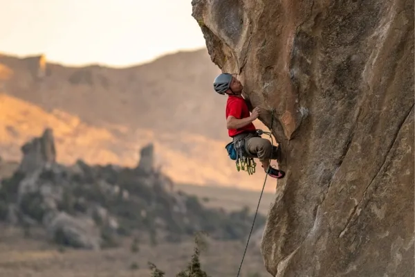 Grimpeur évoluant sur une falaise