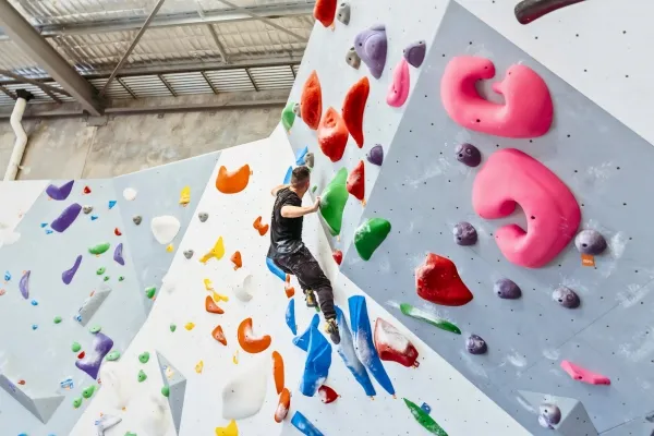 Grimpeur sur un mur d'escalade en salle